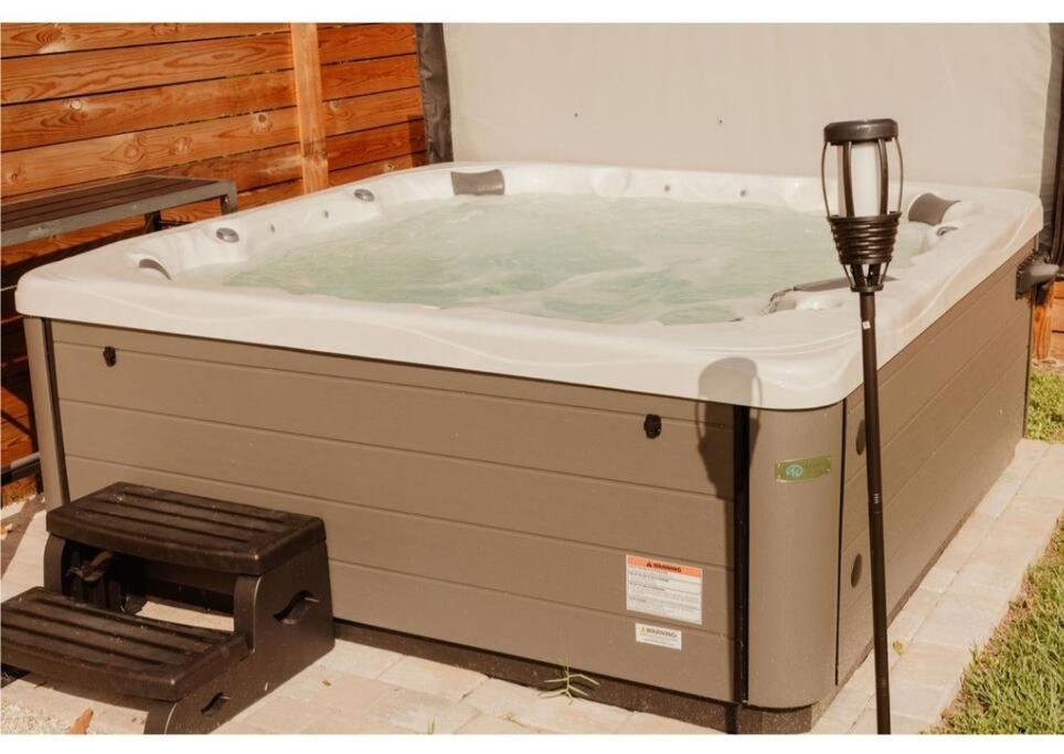 Holiday home Oasis: Hot Tub, Fire Pit, Fun! Vero Beach